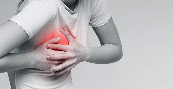 Женщина испытывает боль в груди, симптомы фибролипоматоза