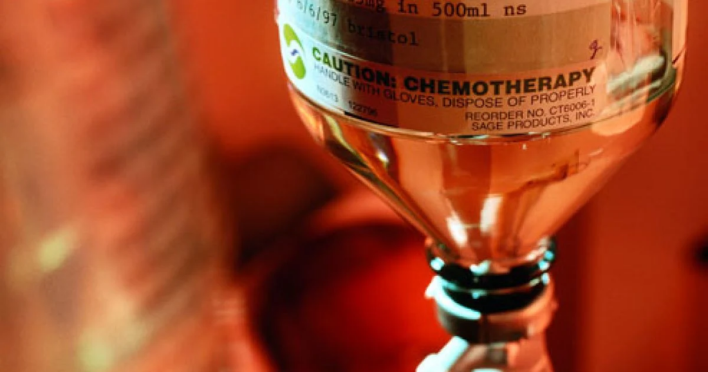 Флакон з препаратом для хіміотерапії з попереджувальним маркуванням