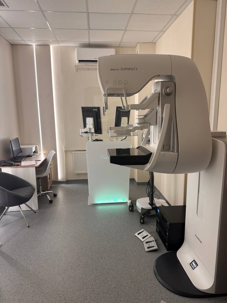 Цифровой маммограф в диагностическом кабинете клиники.