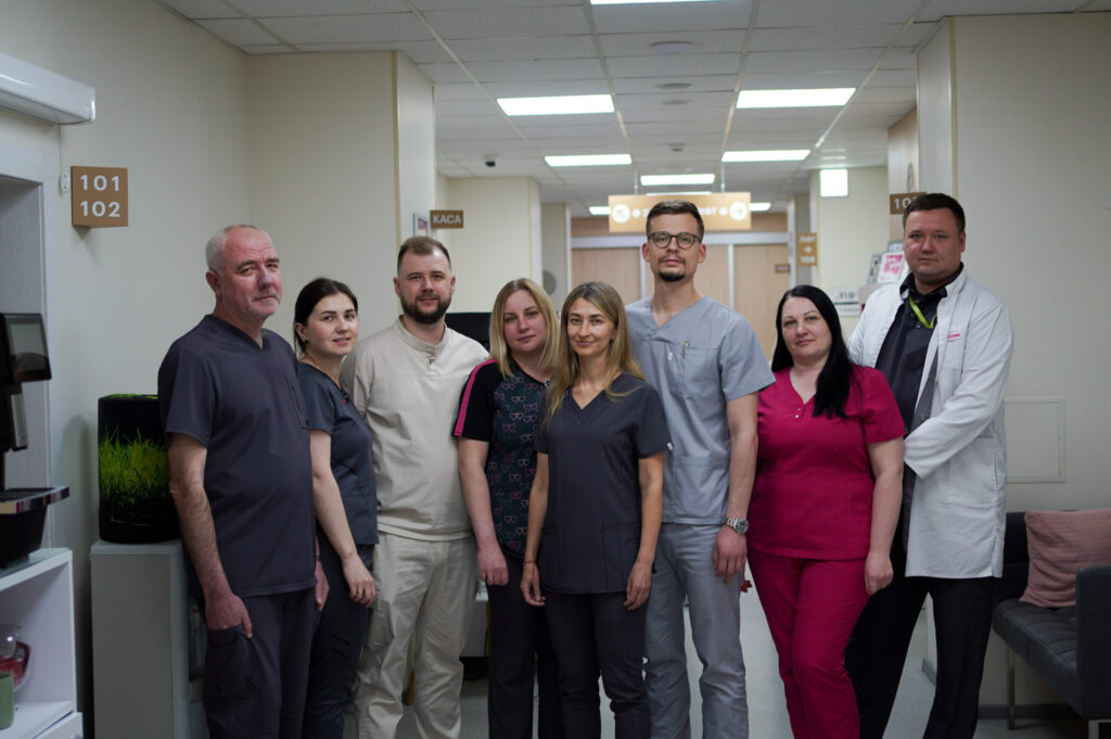 Команда медицинского центра в коридоре клиники.