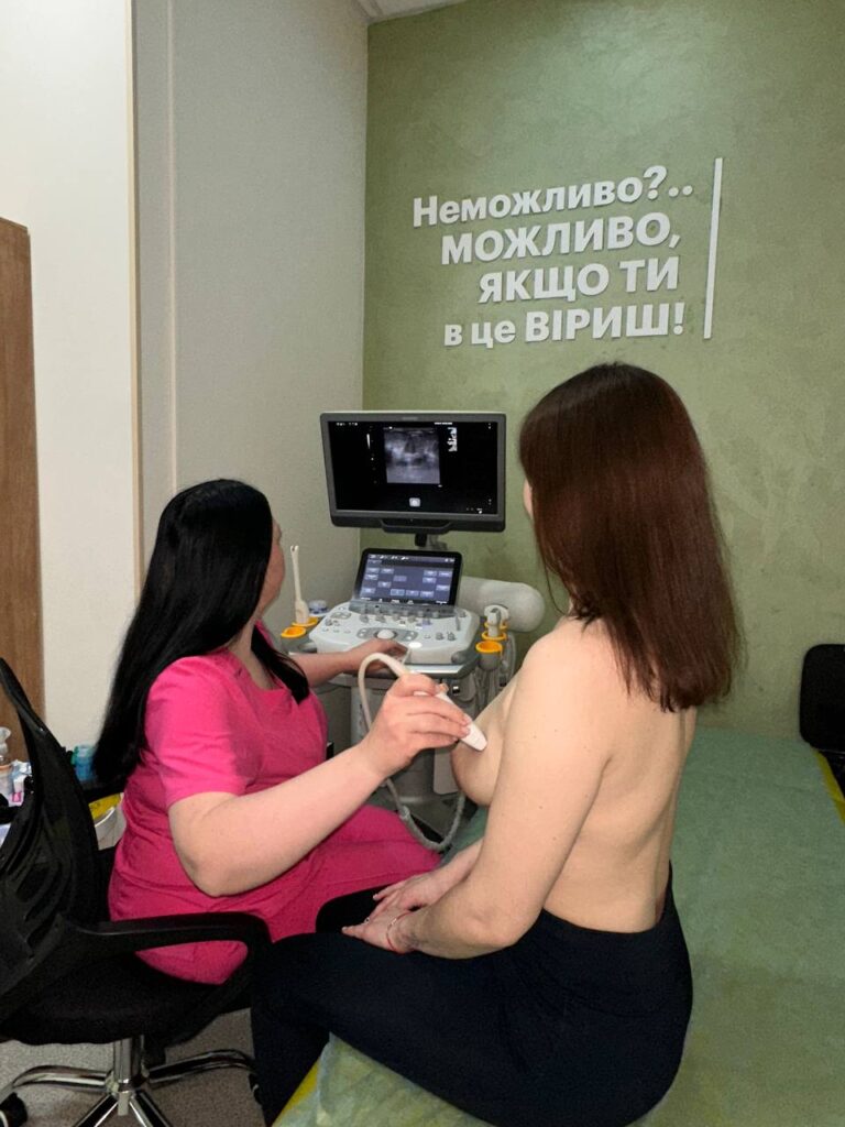 Проведение УЗИ молочной железы в кабинете диагностики.