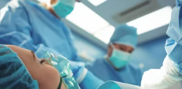 Хирурги в операционной во время проведения хирургического вмешательства.