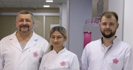 Врачи маммологического центра в холле клиники.