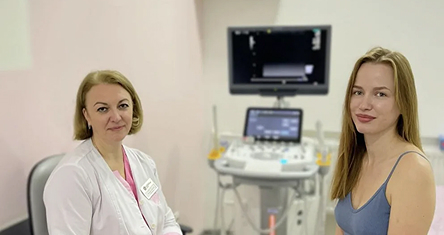 Врач и пациентка в кабинете УЗИ-диагностики.