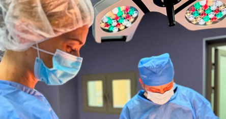 Операционная бригада во время хирургической операции.