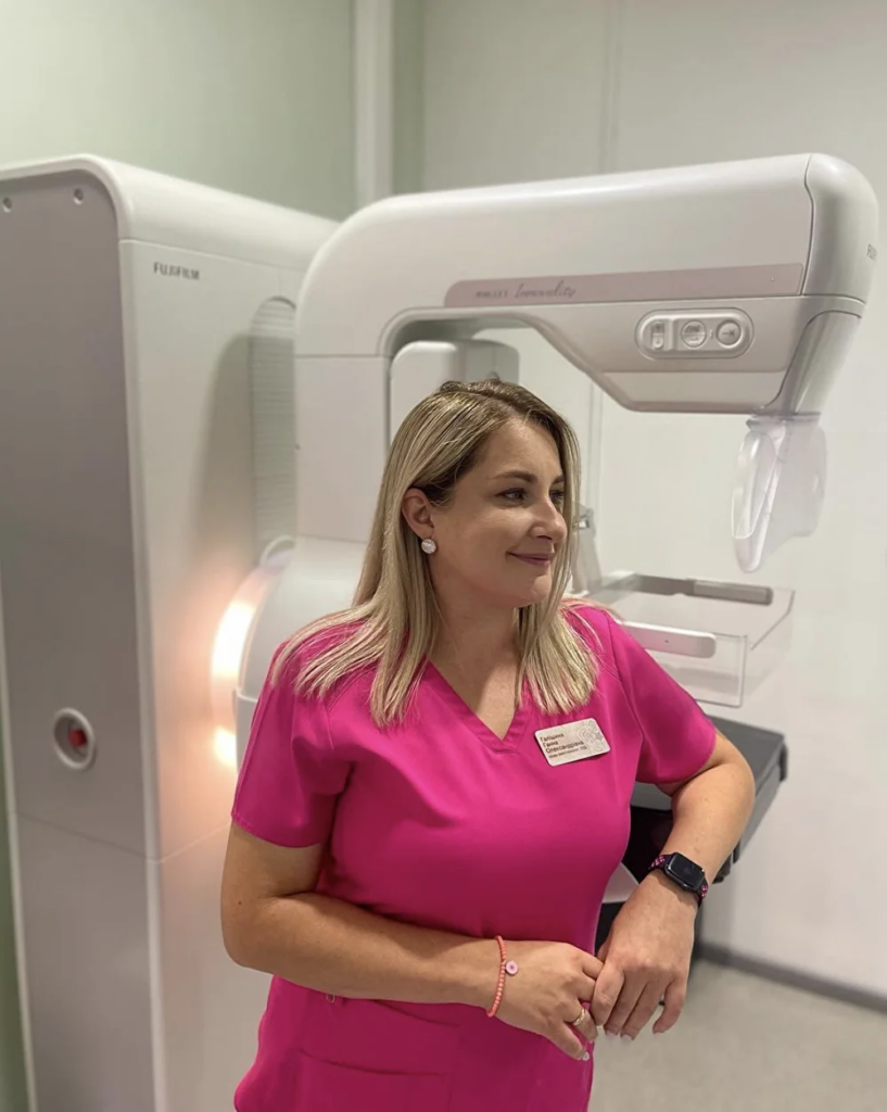 Коллектив медицинского центра в коридоре учреждения.