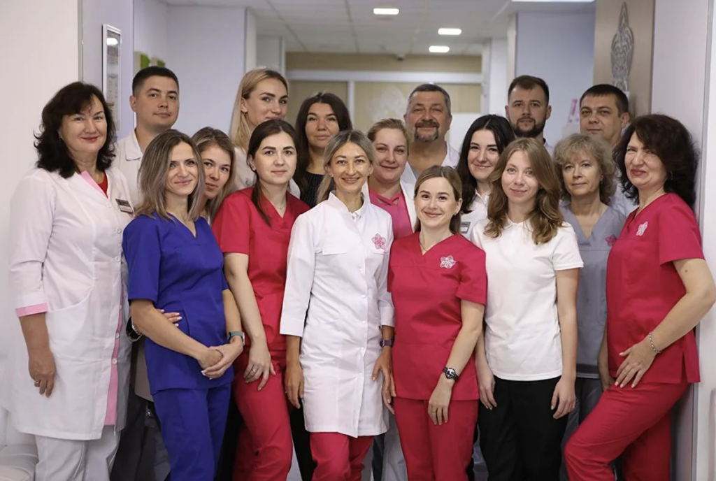 Специалист возле маммографа в диагностическом кабинете.