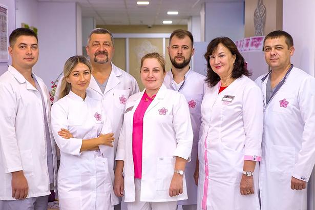 Команда врачей маммологического центра в холле клиники.